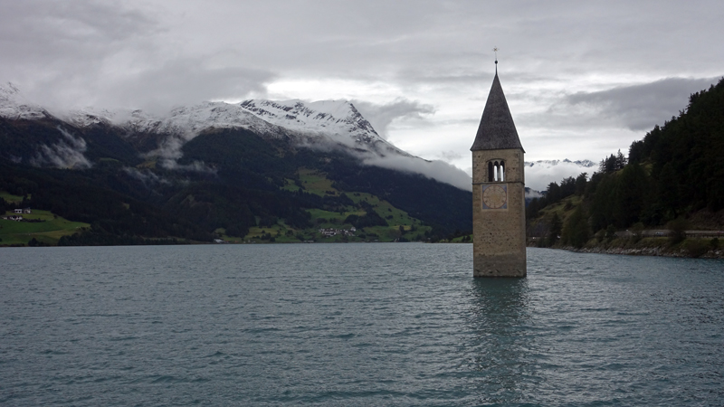 2017-09-10_165306 trentino-suedtirol-2017.jpg - Reschenstausee mit dem Kirchturm von Altgraun als Mahnmal